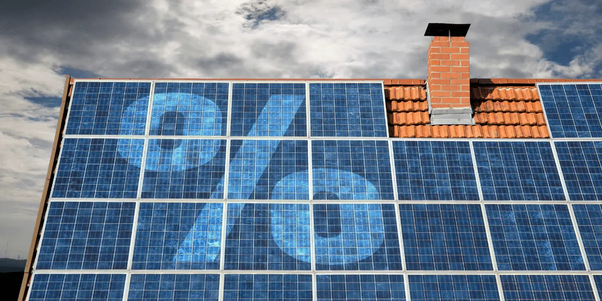 Photovoltaikanlage auf einem Hausdach mit groß dargestelltem Prozentzeichen auf den Solarmodulen als Symbol für Einspeisevergütung, Förderungen und Wirtschaftlichkeit von PV-Anlagen.