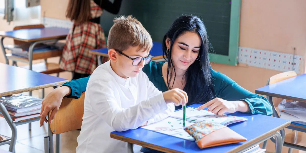 Schulbegleitung hilft Schüler beim Lernen in der Schule