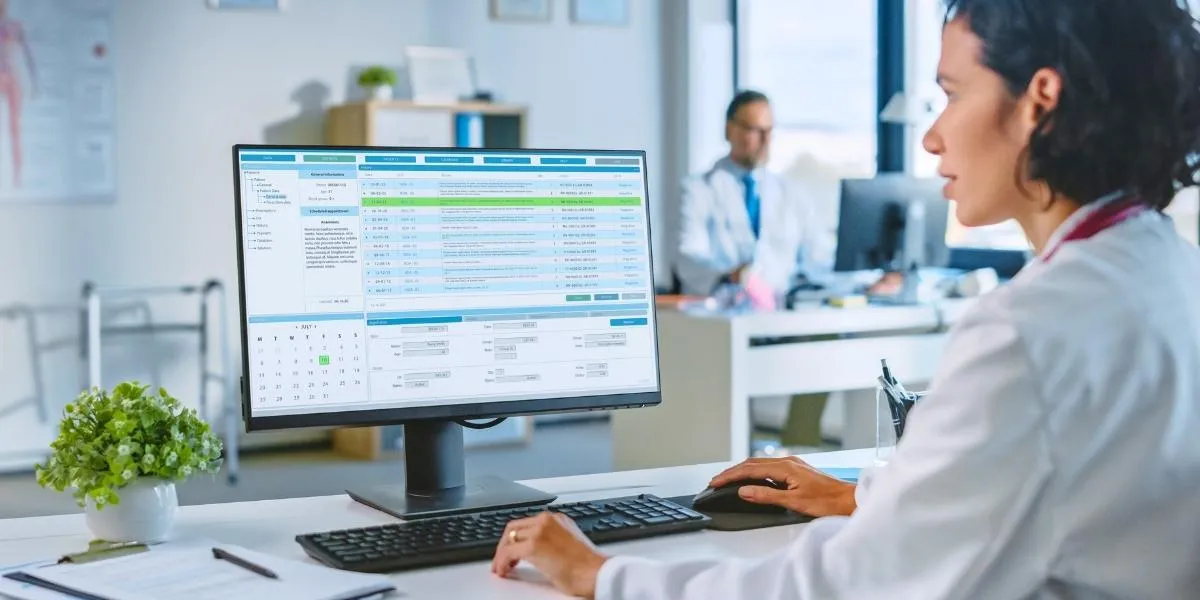 Pflegeleitung plant PeBeM in der Pflege am Computer im Krankenhaus