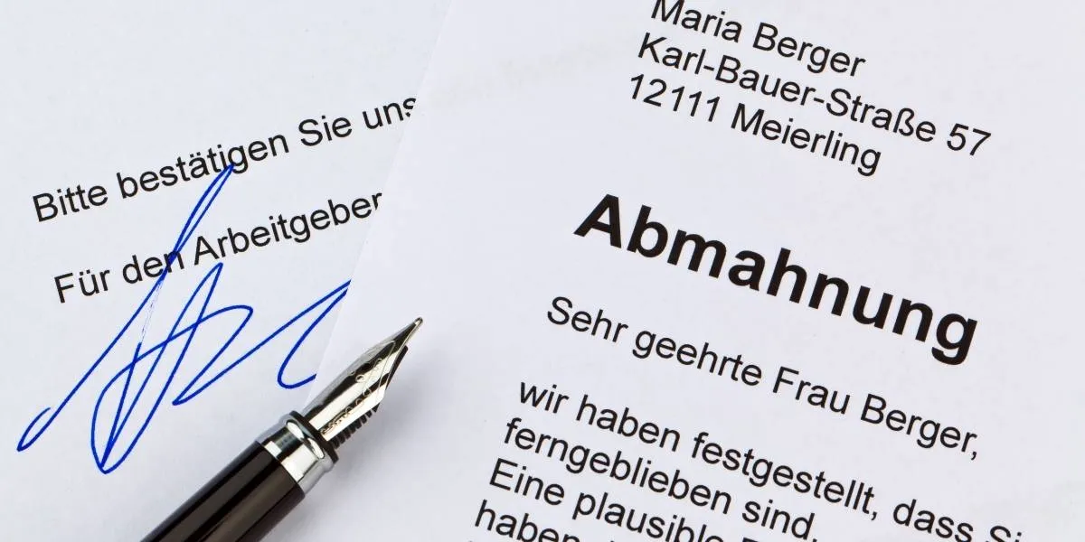 Abmahnung Arbeitsrecht: Ausgedruckte Abmahnung mit Unterschrift und Stift daneben.