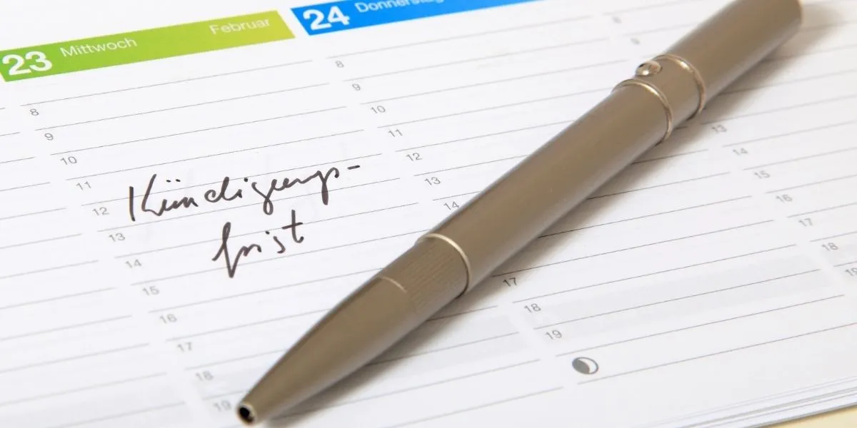 Gesetzliche Kündigungsfrist Arbeitgeber: Tag im Kalender mit Stift notiert.