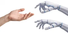 Claude vs ChatGPT: Drei futuristische, weiß-silberne Roboterhände mit blauen Leuchtakzenten an den Gelenken, die sich in unterschiedlichen Positionen einander annähern und eine offene Handbewegung andeuten, freigestellt auf transparentem Hintergrund.